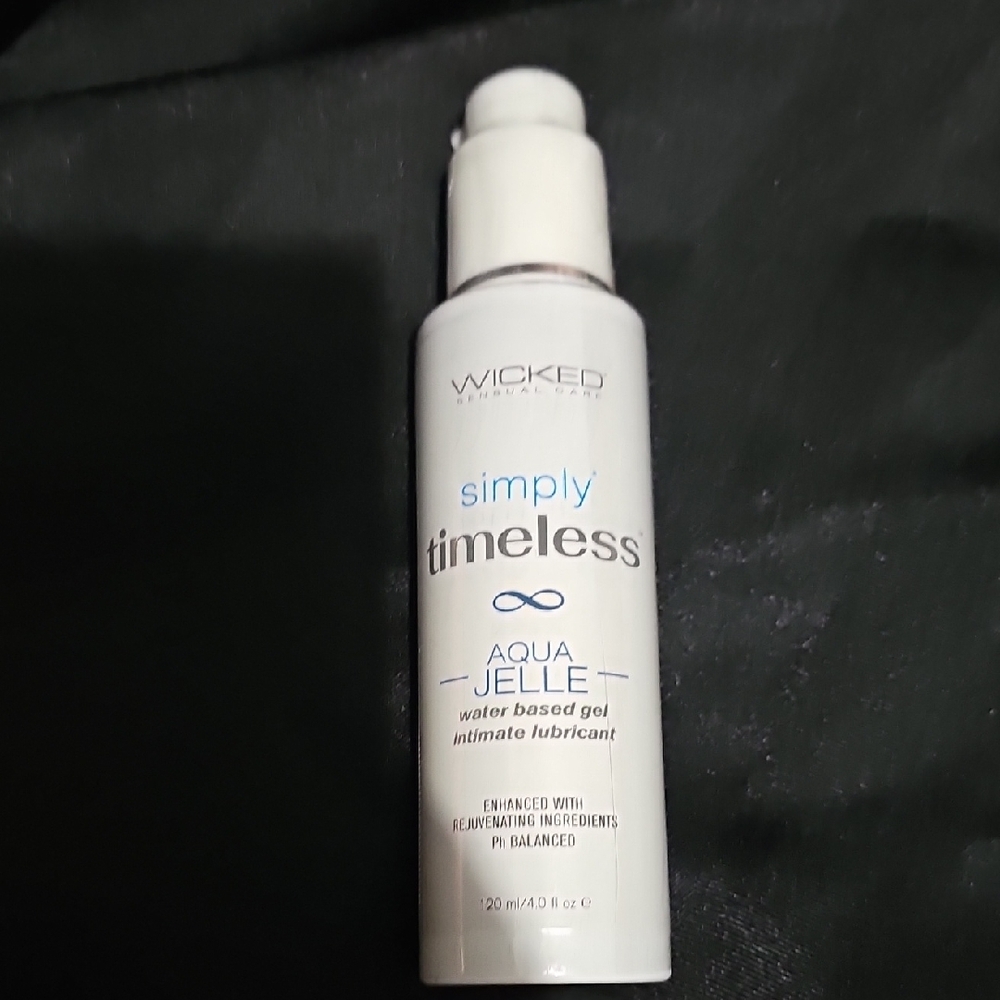 Wicked Simply Timeless Aqua Jelle Moisturizer - White